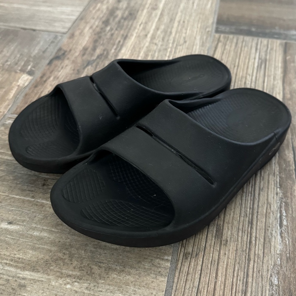 Oofos OOAHH Slide Sandal in Black size Women’s 8
